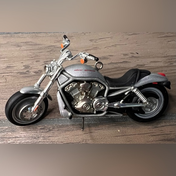 Hallmark 2004 NEW 6th Harley Davidson Milestone Series Christmas Ornament - Picture 4 of 9